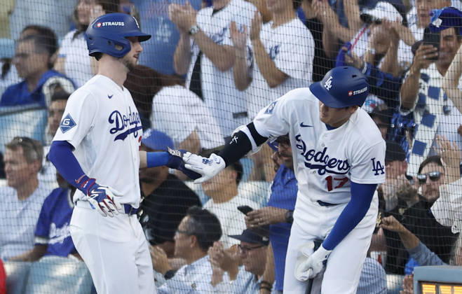 Los Angeles Dodgers Kyle Tucker (23) is congratulated by Shohei Ohtani (17) after scoring against the Milwaukee Brewers in the second inning during game four of the MLB, Baseball Herren, USA National League Championship Series at Dodger Stadium in Los Angeles, California, on Thursday, October 15, 2026.  LAP20261015709 CAROLINExBREHMAN