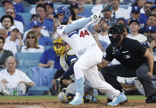 Los Angeles Dodgers Andy Pages (44) hits an rbi-single against the Milwaukee Brewers in the second inning during game four of the MLB, Baseball Herren, USA National League Championship Series at Dodger Stadium in Los Angeles, California, on Thursday, October 15, 2026.  LAP20261015710 CAROLINExBREHMAN