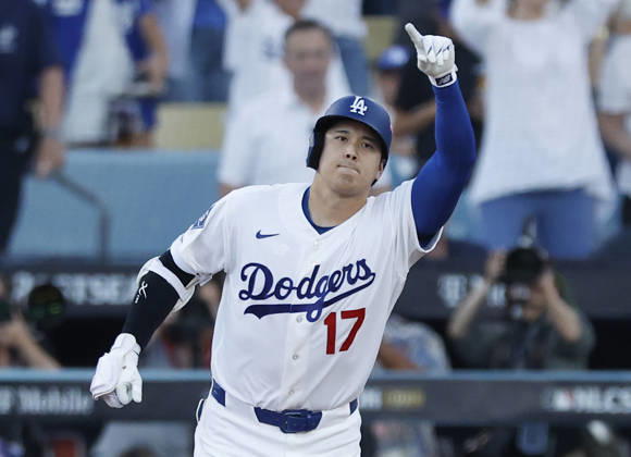 Los Angeles Dodgers designated hitter Shohei Ohtani (17) runs the bases after hitting a three-run home run against the Milwaukee Brewers in the second inning during game four of the MLB, Baseball Herren, USA National League Championship Series at Dodger Stadium in Los Angeles, California, on Thursday, October 15, 2026.  LAP20261015712 CAROLINExBREHMAN