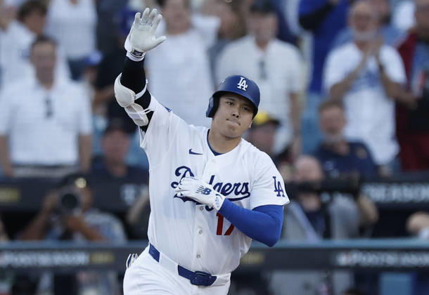 Los Angeles Dodgers designated hitter Shohei Ohtani (17) runs the bases after hitting a three-run home run against the Milwaukee Brewers in the second inning during game four of the MLB, Baseball Herren, USA National League Championship Series at Dodger Stadium in Los Angeles, California, on Thursday, October 15, 2026.  LAP20261015714 CAROLINExBREHMAN