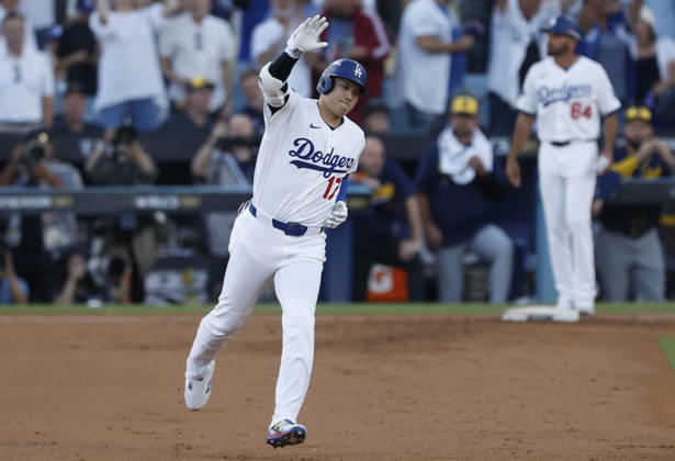 Los Angeles Dodgers designated hitter Shohei Ohtani (17) runs the bases after hitting a three-run home run against the Milwaukee Brewers in the second inning during game four of the MLB, Baseball Herren, USA National League Championship Series at Dodger Stadium in Los Angeles, California, on Thursday, October 15, 2026.  LAP20261015715 CAROLINExBREHMAN