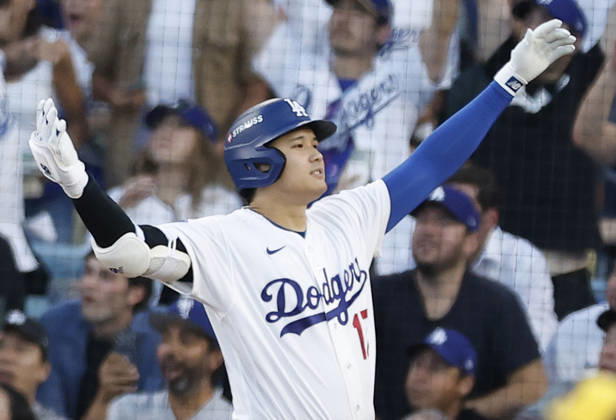 Los Angeles Dodgers designated hitter Shohei Ohtani (17) celebrates after hitting a three-run home run in the second inning during game four of the MLB, Baseball Herren, USA National League Championship Series at Dodger Stadium in Los Angeles, California, on Thursday, October 15, 2026.  LAP20261015722 CAROLINExBREHMAN