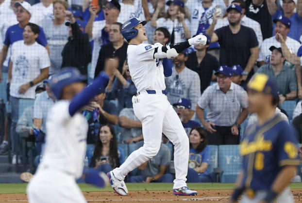 Los Angeles Dodgers designated hitter Shohei Ohtani (17) celebrates after hitting a three-run home run in the second inning during game four of the MLB, Baseball Herren, USA National League Championship Series at Dodger Stadium in Los Angeles, California, on Thursday, October 15, 2026.  LAP20261015723 CAROLINExBREHMAN