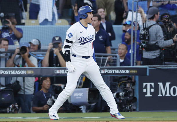 Los Angeles Dodgers designated hitter Shohei Ohtani (17) celebrates after hitting a three-run home run in the second inning during game four of the MLB, Baseball Herren, USA National League Championship Series at Dodger Stadium in Los Angeles, California, on Thursday, October 15, 2026.  LAP20261015724 CAROLINExBREHMAN