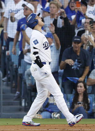 Los Angeles Dodgers designated hitter Shohei Ohtani (17) celebrates after hitting a three-run home run in the second inning during game four of the MLB, Baseball Herren, USA National League Championship Series at Dodger Stadium in Los Angeles, California, on Thursday, October 15, 2026.  LAP20261015727 CAROLINExBREHMAN