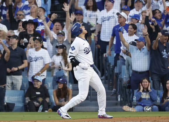 Los Angeles Dodgers designated hitter Shohei Ohtani (17) celebrates after hitting a three-run home run in the second inning during game four of the MLB, Baseball Herren, USA National League Championship Series at Dodger Stadium in Los Angeles, California, on Thursday, October 15, 2026.  LAP20261015718 CAROLINExBREHMAN