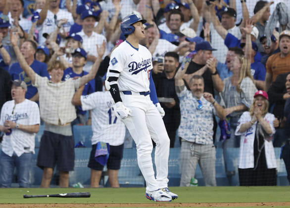 Los Angeles Dodgers designated hitter Shohei Ohtani (17) celebrates after hitting a three-run home run in the second inning during game four of the MLB, Baseball Herren, USA National League Championship Series at Dodger Stadium in Los Angeles, California, on Thursday, October 15, 2026.  LAP20261015725 CAROLINExBREHMAN