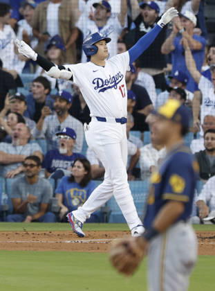Los Angeles Dodgers designated hitter Shohei Ohtani (17) celebrates after hitting a three-run home run as Milwaukee Brewers pitcher Dustin May (21) watches the ball in the second inning during game four of the MLB, Baseball Herren, USA National League Championship Series at Dodger Stadium in Los Angeles, California, on Thursday, October 15, 2026.  LAP20261015726 CAROLINExBREHMAN