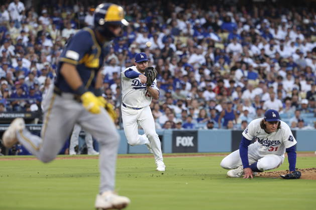 MLB, Baseball Herren, USA Postseason: NLCS Game 4 - Los Angeles Dodgers vs Milwaukee Brewers Milwaukee Brewers infielder David Hamilton (L) runs to first base as Los Angeles Dodgers third baseman Max Muncy (C) throws him out while pitcher Tyler Glasnow (R) lies on the ground during Game 4 of the National League Championship Series between the Los Angeles Dodgers and the Milwaukee Brewers at Dodger Stadium in Los Angeles, California, USA, 15 October 2026. LOS ANGELES CALIFORNIA UNITED STATES  Copyright: xCHRISxTORRESx