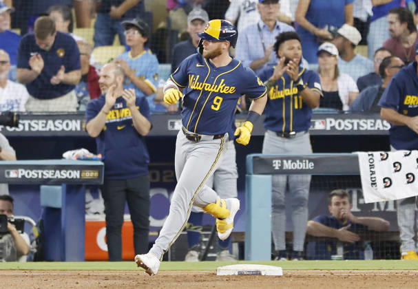 Milwaukee Brewers Jake Bauers (9) heads to second base after hitting a two-rbi double against the Los Angeles Dodgers in the fourth inning during game four of the MLB, Baseball Herren, USA National League Championship Series at Dodger Stadium in Los Angeles, California, on Thursday, October 15, 2026.  LAP20261015730 CAROLINExBREHMAN