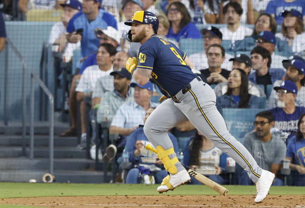 Milwaukee Brewers Jake Bauers (9) watches the ball after hitting a two-rbi double against the Los Angeles Dodgers in the fourth inning during game four of the MLB, Baseball Herren, USA National League Championship Series at Dodger Stadium in Los Angeles, California, on Thursday, October 15, 2026.  LAP20261015732 CAROLINExBREHMAN
