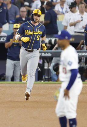 Milwaukee Brewers Jake Bauers (9) runs to second base after hitting a two-rbi double against the Los Angeles Dodgers in the fourth inning during game four of the MLB, Baseball Herren, USA National League Championship Series at Dodger Stadium in Los Angeles, California, on Thursday, October 15, 2026.  LAP20261015733 CAROLINExBREHMAN