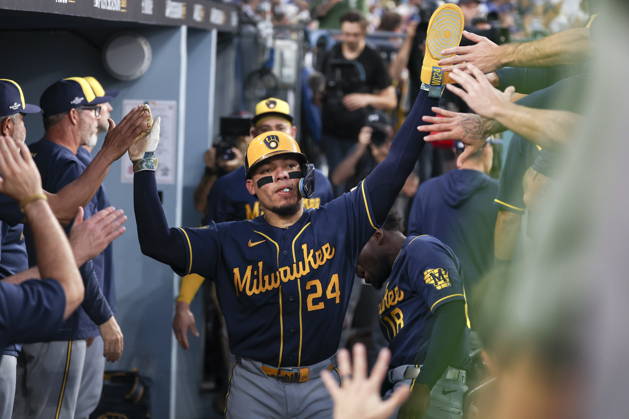MLB, Baseball Herren, USA Postseason: NLCS Game 4 - Los Angeles Dodgers vs Milwaukee Brewers Milwaukee Brewers catcher William Contreras (C) celebrates scoring with teammates during Game 4 of the National League Championship Series between the Los Angeles Dodgers and the Milwaukee Brewers at Dodger Stadium in Los Angeles, California, USA, 15 October 2026. LOS ANGELES CALIFORNIA UNITED STATES  Copyright: xCHRISxTORRESx
