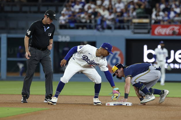 MLB, Baseball Herren, USA Postseason: NLCS Game 4 - Los Angeles Dodgers vs Milwaukee Brewers Milwaukee Brewers outfielder Sal Frelick (R) steals second base during Game 4 of the National League Championship Series between the Los Angeles Dodgers and the Milwaukee Brewers at Dodger Stadium in Los Angeles, California, USA, 15 October 2026. LOS ANGELES CALIFORNIA UNITED STATES  Copyright: xCHRISxTORRESx