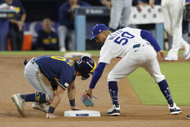 Milwaukee Brewers Sal Frelick (10) safely steals second as Los Angeles Dodgers shortstop Mookie Betts (50) makes a late tag in the fifth inning during game four of the MLB, Baseball Herren, USA National League Championship Series at Dodger Stadium in Los Angeles, California, on Thursday, October 15, 2026.  LAP20261015736 CAROLINExBREHMAN