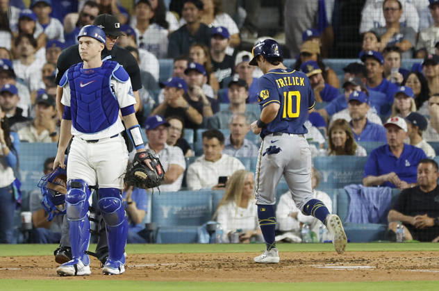 Milwaukee Brewers Sal Frelick (10) scores past Los Angeles Dodgers catcher Will Smith (16) on a single by Brewers David Hamilton in the fifth inning during game four of the MLB, Baseball Herren, USA National League Championship Series at Dodger Stadium in Los Angeles, California, on Thursday, October 15, 2026.  LAP20261015737 CAROLINExBREHMAN