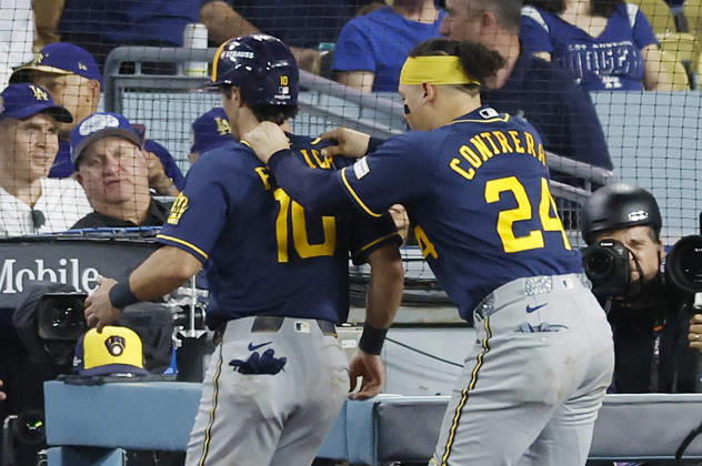 Milwaukee Brewers Sal Frelick (10) is congratulated by William Contreras (24) after scoring against the Los Angeles Dodgers on a single by Brewers David Hamilton in the fifth inning during game four of the MLB, Baseball Herren, USA National League Championship Series at Dodger Stadium in Los Angeles, California, on Thursday, October 15, 2026.  LAP20261015738 CAROLINExBREHMAN