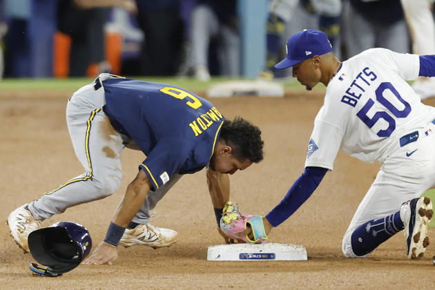 Milwaukee Brewers David Hamilton (6) safely steals second as Los Angeles Dodgers shortstop Mookie Betts (50) makes a late tag in the fifth inning during game four of the MLB, Baseball Herren, USA National League Championship Series at Dodger Stadium in Los Angeles, California, on Thursday, October 15, 2026.  LAP20261015739 CAROLINExBREHMAN
