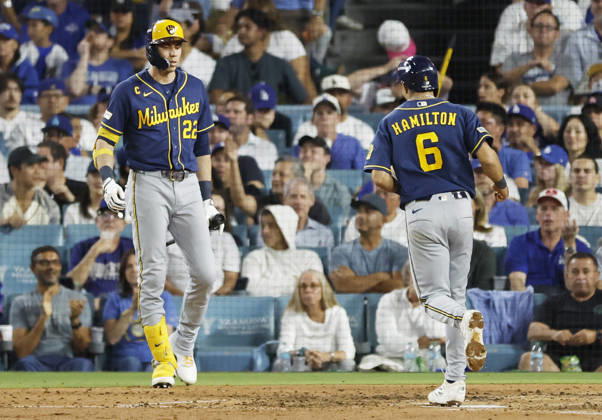 Milwaukee Brewers David Hamilton (6) is congratulated by Christian Yelich (22) after being walked in to score by Los Angeles Dodgers pitcher Alex Vesia in the fifth inning during game four of the MLB, Baseball Herren, USA National League Championship Series at Dodger Stadium in Los Angeles, California, on Thursday, October 15, 2026.  LAP20261015740 CAROLINExBREHMAN