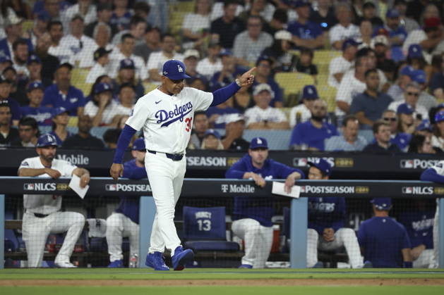 MLB, Baseball Herren, USA Postseason: NLCS Game 4 - Los Angeles Dodgers vs Milwaukee Brewers Los Angeles Dodgers manager Dave Roberts gestures during Game 4 of the National League Championship Series between the Los Angeles Dodgers and the Milwaukee Brewers at Dodger Stadium in Los Angeles, California, USA, 15 October 2026. LOS ANGELES CALIFORNIA UNITED STATES  Copyright: xCHRISxTORRESx