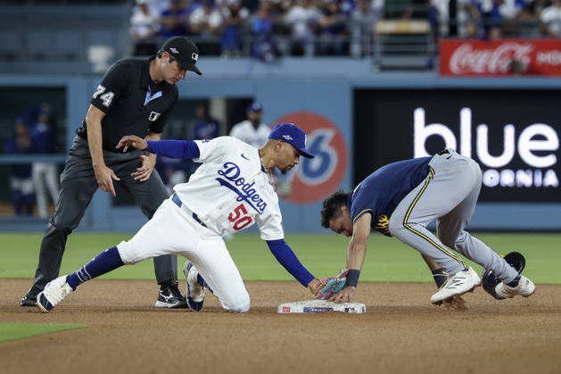 MLB, Baseball Herren, USA Postseason: NLCS Game 4 - Los Angeles Dodgers vs Milwaukee Brewers Milwaukee Brewers infielder David Hamilton (R) steals second base as Los Angeles Dodgers outfielder Mookie Betts tries to pick him off during Game 4 of the National League Championship Series between the Los Angeles Dodgers and the Milwaukee Brewers at Dodger Stadium in Los Angeles, California, USA, 15 October 2026. LOS ANGELES CALIFORNIA UNITED STATES  Copyright: xCHRISxTORRESx