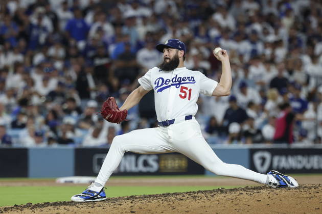 MLB, Baseball Herren, USA Postseason: NLCS Game 4 - Los Angeles Dodgers vs Milwaukee Brewers Los Angeles Dodgers pitcher Alex Vesia in action during the Game 4 of the National League Championship Series between the Los Angeles Dodgers and the Milwaukee Brewers at Uniqlo Field in Dodger Stadium in Los Angeles, California, USA, 15 October 2026. LOS ANGELES CALIFORNIA UNITED STATES  Copyright: xCHRISxTORRESx