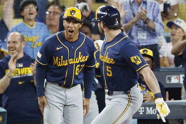 Milwaukee Brewers Garrett Mitchell (5) is congratulated by first base coach Spencer Allen (67) after hitting a solo home run against the Los Angeles Dodgers in the sixth inning during game four of the MLB, Baseball Herren, USA National League Championship Series at Dodger Stadium in Los Angeles, California, on Thursday, October 15, 2026.  LAP20261015742 CAROLINExBREHMAN