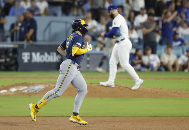 Milwaukee Brewers Garrett Mitchell (5) runs the bases past Los Angeles Dodgers pitcher Tanner Scott (66) after hitting a solo home run in the sixth inning during game four of the MLB, Baseball Herren, USA National League Championship Series at Dodger Stadium in Los Angeles, California, on Thursday, October 15, 2026.  LAP20261015745 CAROLINExBREHMAN