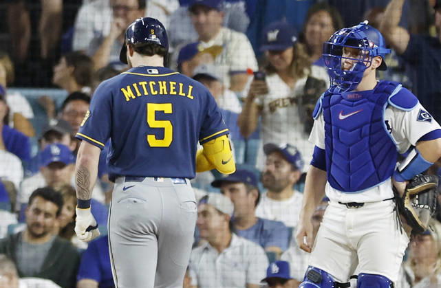Milwaukee Brewers Garrett Mitchell (5) crosses the plate in front of Los Angeles Dodgers catcher Will Smith (16) after hitting a solo home run in the sixth inning during game four of the MLB, Baseball Herren, USA National League Championship Series at Dodger Stadium in Los Angeles, California, on Thursday, October 15, 2026.  LAP20261015747 CAROLINExBREHMAN