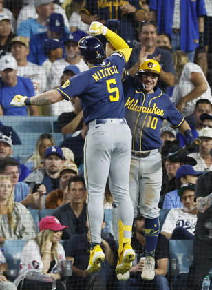 Milwaukee Brewers Garrett Mitchell (5) celebrates with Sal Frelick (10) after hitting a solo home run against the Los Angeles Dodgers in the sixth inning during game four of the MLB, Baseball Herren, USA National League Championship Series at Dodger Stadium in Los Angeles, California, on Thursday, October 15, 2026.  LAP20261015748 CAROLINExBREHMAN