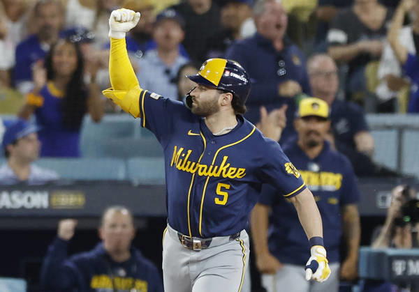 Milwaukee Brewers Garrett Mitchell (5) runs the bases after hitting a solo home run against the Los Angeles Dodgers in the sixth inning during game four of the MLB, Baseball Herren, USA National League Championship Series at Dodger Stadium in Los Angeles, California, on Thursday, October 15, 2026.  LAP20261015743 CAROLINExBREHMAN