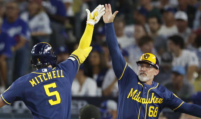 Milwaukee Brewers Garrett Mitchell (5) celebrates with third base coach Matt Erickson (68) after hitting a solo home run against the Los Angeles Dodgers in the sixth inning during game four of the MLB, Baseball Herren, USA National League Championship Series at Dodger Stadium in Los Angeles, California, on Thursday, October 15, 2026. LAP20261015746 CAROLINExBREHMAN