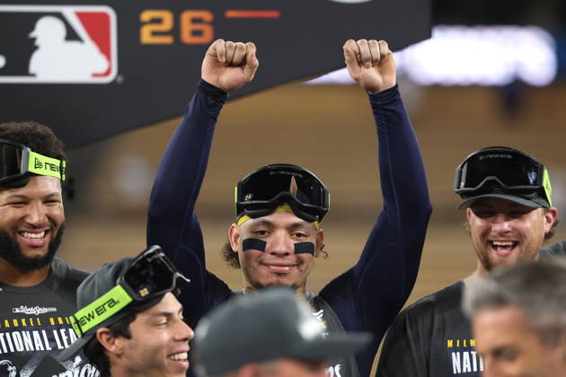 MLB, Baseball Herren, USA Postseason: NLCS Game 4 - Los Angeles Dodgers vs Milwaukee Brewers Milwaukee Brewers catcher William Contreras celebrates after winning Game 4 of the National League Championship Series against the Los Angeles Dodgers at Dodger Stadium in Los Angeles, California, USA, 15 October 2026. LOS ANGELES CALIFORNIA UNITED STATES Copyright: xCHRISxTORRESx