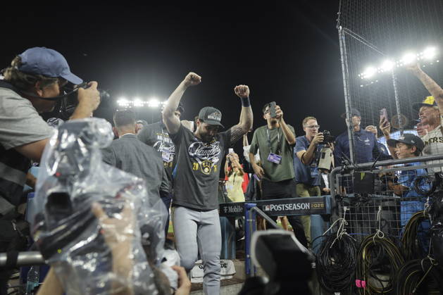 MLB, Baseball Herren, USA Postseason: NLCS Game 4 - Los Angeles Dodgers vs Milwaukee Brewers Milwaukee Brewers center fielder Garrett Mitchell (C) celebrates after winning Game 4 of the National League Championship Series against the Los Angeles Dodgers at Dodger Stadium in Los Angeles, California, USA, 15 October 2026. LOS ANGELES CALIFORNIA UNITED STATES Copyright: xCHRISxTORRESx