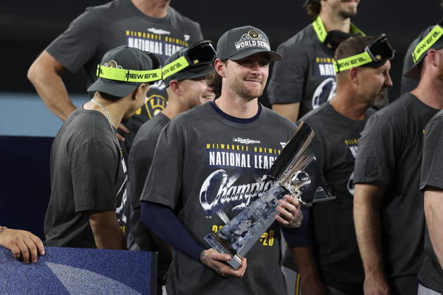 MLB, Baseball Herren, USA Postseason: NLCS Game 4 - Los Angeles Dodgers vs Milwaukee Brewers Milwaukee Brewers second baseman Brice Turang holds the trophy after winning Game 4 of the National League Championship Series against the Los Angeles Dodgers at Dodger Stadium in Los Angeles, California, USA, 15 October 2026. LOS ANGELES CALIFORNIA UNITED STATES Copyright: xCHRISxTORRESx