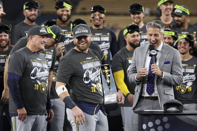 MLB, Baseball Herren, USA Postseason: NLCS Game 4 - Los Angeles Dodgers vs Milwaukee Brewers Milwaukee Brewers first baseman Jake Bauers (C) is presented with the Most Valuable Player trophy after winning Game 4 of the National League Championship Series against the Los Angeles Dodgers at Dodger Stadium in Los Angeles, California, USA, 15 October 2026. LOS ANGELES CALIFORNIA UNITED STATES Copyright: xCHRISxTORRESx