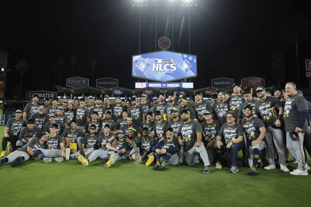MLB, Baseball Herren, USA Postseason: NLCS Game 4 - Los Angeles Dodgers vs Milwaukee Brewers The Milwaukee Brewers team poses after winning Game 4 of the National League Championship Series against the Los Angeles Dodgers at Dodger Stadium in Los Angeles, California, USA, 15 October 2026. LOS ANGELES CALIFORNIA UNITED STATES Copyright: xCHRISxTORRESx