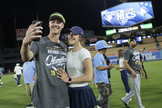 MLB, Baseball Herren, USA Postseason: NLCS Game 4 - Los Angeles Dodgers vs Milwaukee Brewers Milwaukee Brewers pitcher Jacob Misiorowski and his partner celebrate after winning Game 4 of the National League Championship Series against the Los Angeles Dodgers at Dodger Stadium in Los Angeles, California, USA, 15 October 2026. LOS ANGELES CALIFORNIA UNITED STATES Copyright: xCHRISxTORRESx