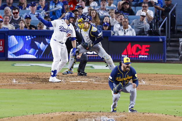 MLB, Baseball Herren, USA Postseason: NLCS Game 4 - Los Angeles Dodgers vs Milwaukee Brewers Los Angeles Dodgers third baseman Max Muncy (13) strikes out against Milwaukee Brewers pitcher JoJo Romero (33) in the seventh inning during Game 4 of the National League Championship Series between the Los Angeles Dodgers and the Milwaukee Brewers at Dodger Stadium in Los Angeles, California, USA, 15 October 2026 (Issued 16 October 2026). LOS ANGELES CALIFORNIA UNITED STATES Copyright: xCHRISxTORRESx
