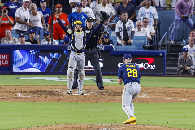 MLB, Baseball Herren, USA Postseason: NLCS Game 4 - Los Angeles Dodgers vs Milwaukee Brewers Milwaukee Brewers catcher William Contreras (24) and pitcher Aaron Ashby (26) celebrate after winning Game 4 of the National League Championship Series between the Los Angeles Dodgers and the Milwaukee Brewers at Dodger Stadium in Los Angeles, California, USA, 15 October 2026. (Issued 16 October 2026) LOS ANGELES CALIFORNIA UNITED STATES Copyright: xCHRISxTORRESx
