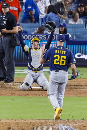 MLB, Baseball Herren, USA Postseason: NLCS Game 4 - Los Angeles Dodgers vs Milwaukee Brewers Milwaukee Brewers catcher William Contreras (24) and pitcher Aaron Ashby (26) celebrate after winning Game 4 of the National League Championship Series between the Los Angeles Dodgers and the Milwaukee Brewers at Dodger Stadium in Los Angeles, California, USA, 15 October 2026. (Issued 16 October 2026) LOS ANGELES CALIFORNIA UNITED STATES Copyright: xCHRISxTORRESx