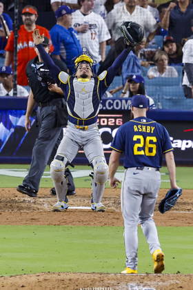MLB, Baseball Herren, USA Postseason: NLCS Game 4 - Los Angeles Dodgers vs Milwaukee Brewers Milwaukee Brewers catcher William Contreras (24) and pitcher Aaron Ashby (26) celebrate after winning Game 4 of the National League Championship Series between the Los Angeles Dodgers and the Milwaukee Brewers at Dodger Stadium in Los Angeles, California, USA, 15 October 2026. (Issued 16 October 2026) LOS ANGELES CALIFORNIA UNITED STATES Copyright: xCHRISxTORRESx