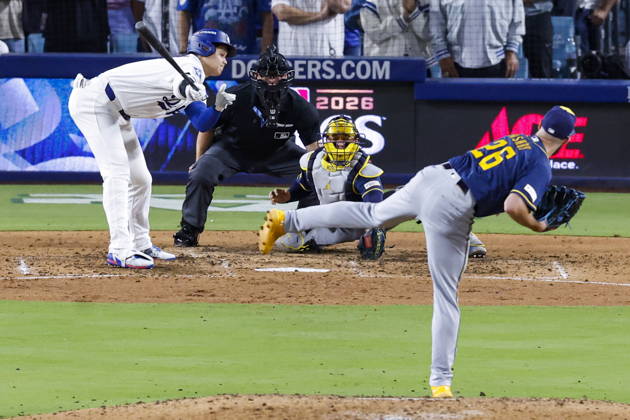 MLB, Baseball Herren, USA Postseason: NLCS Game 4 - Los Angeles Dodgers vs Milwaukee Brewers Los Angeles Dodgers designated hitter Shohei Ohtani (17) strikes out against Milwaukee Brewers pitcher Aaron Ashby (26) in the eighth inning during Game 4 of the National League Championship Series between the Los Angeles Dodgers and the Milwaukee Brewers at Dodger Stadium in Los Angeles, California, USA, 15 October 2026. (Issued 16 October 2026) LOS ANGELES CALIFORNIA UNITED STATES Copyright: xCHRISxTORRESx