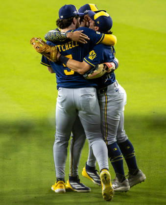 October 15, 2026, Los Angeles, California, USA: Milwaukee Brewers players celebrated after winning the Game 4 of the National League Championship Series against the Los Angeles Dodgers at Dodgers Stadium in Los Angeles, California , on Oct. 15, 2026..Brewers won the game 6-4 to advance to the World Series . . Los Angeles USA - ZUMAa60_ 0869635361st Copyright: xArmandoxArorizox