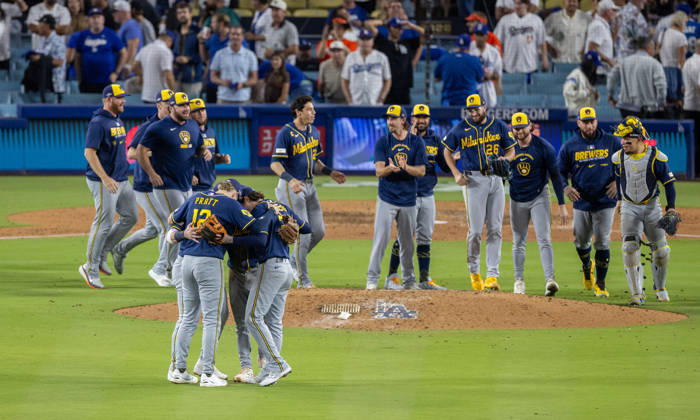 October 15, 2026, Los Angeles, California, USA: Milwaukee Brewers players celebrated after winning the Game 4 of the National League Championship Series against the Los Angeles Dodgers at Dodgers Stadium in Los Angeles, California , on Oct. 15, 2026..Brewers won the game 6-4 to advance to the World Series . . Los Angeles USA - ZUMAa60_ 0869635509st Copyright: xArmandoxArorizox