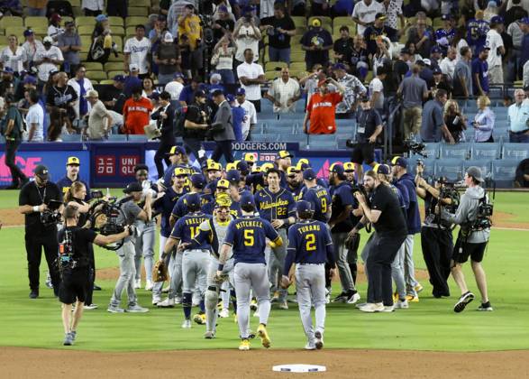 Baseball: Championship Series between Brewers and Dodgers The Milwaukee Brewers celebrate after clinching a spot in the World Series by defeating the Los Angeles Dodgers in Game 4 of the National League Championship Series at Dodger Stadium in Los Angeles on Oct. 15, 2026.  A14AA0005631037P