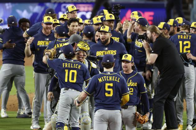 Baseball: Championship Series between Brewers and Dodgers The Milwaukee Brewers celebrate after clinching a spot in the World Series by defeating the Los Angeles Dodgers in Game 4 of the National League Championship Series at Dodger Stadium in Los Angeles on Oct. 15, 2026.  A14AA0005631038P