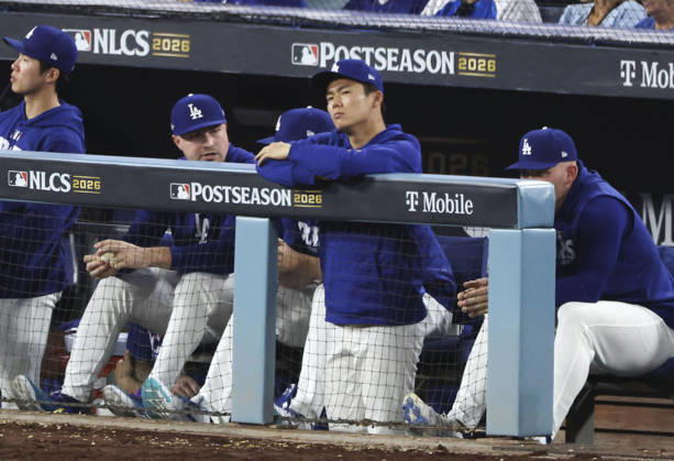Baseball: Championship Series between Brewers and Dodgers Yoshinobu Yamamoto of the Los Angeles Dodgers (2nd from R) looks on from the dugout during the eighth inning of Game 4 of the National League Championship Series against the Milwaukee Brewers at Dodger Stadium in Los Angeles on Oct. 15, 2026.  A14AA0005631039P