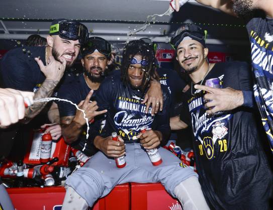 Baseball: Championship Series between Brewers and Dodgers The Milwaukee Brewers celebrate after clinching a spot in the World Series by defeating the Los Angeles Dodgers in Game 4 of the National League Championship Series at Dodger Stadium in Los Angeles on Oct. 15, 2026.  A14AA0005631040P