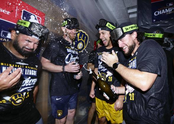 Baseball: Championship Series between Brewers and Dodgers The Milwaukee Brewers celebrate after clinching a spot in the World Series by defeating the Los Angeles Dodgers in Game 4 of the National League Championship Series at Dodger Stadium in Los Angeles on Oct. 15, 2026.  A14AA0005631041P